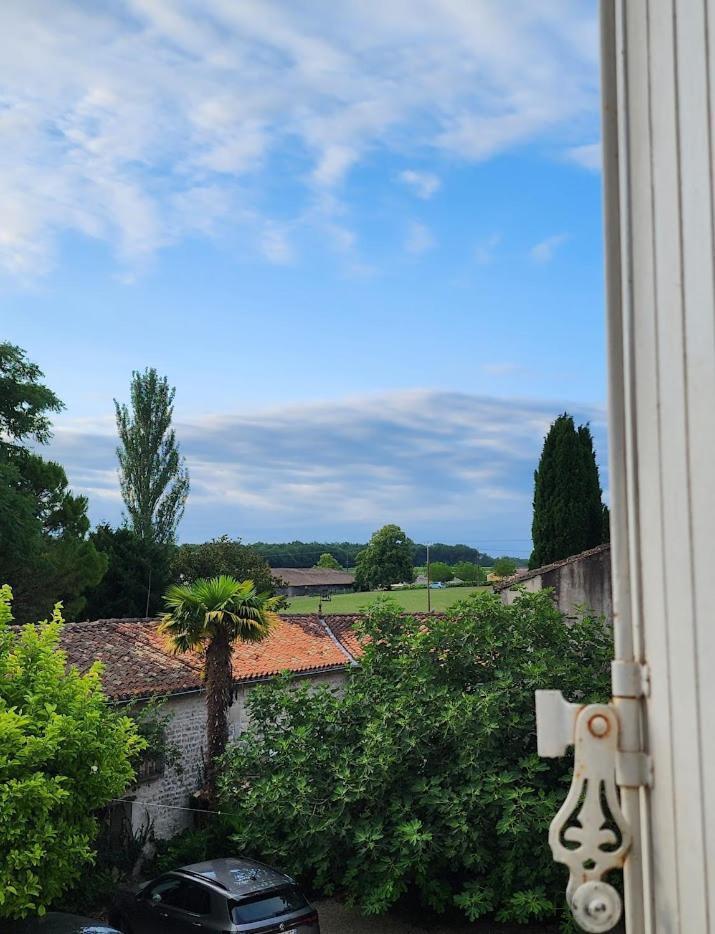 Gite Le Bonheur Hiersac Exterior foto